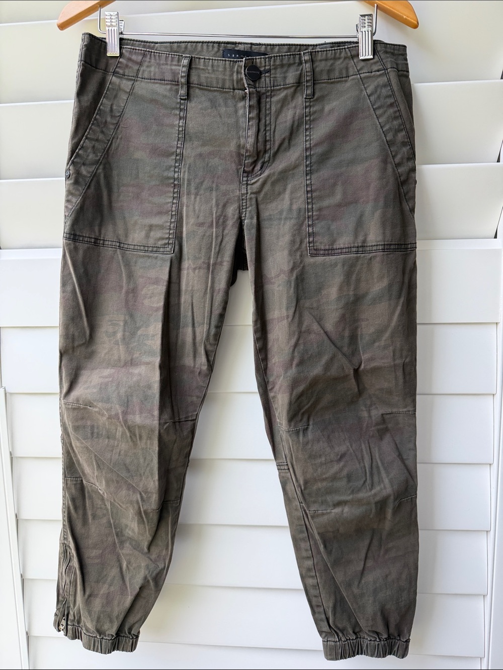 SANCTUARY Olive Camo Cargo Joggers with Zip Ankles | sz 29